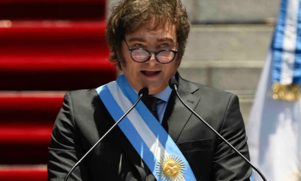 El presidente argentino Javier Milei prohíbe el uso del lenguaje inclusivo en el ejército de su país