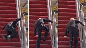 Joe Biden. El presidente de Estados Unidos, vuelve a tropezar mientras sube la escalerilla del avión presidencial