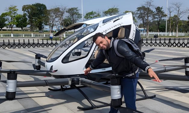 Primer dominicano en volar el EHang AAV