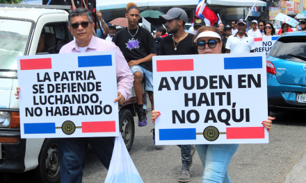 Antigua Orden Dominicana realiza marcha en protesta rechazando campos de refugiados en el país.