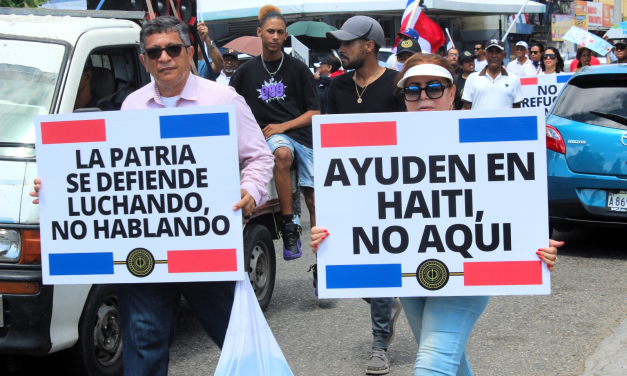 Antigua Orden Dominicana realiza marcha en protesta rechazando campos de refugiados en el país.