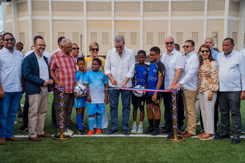 Luis Abinader, deja inaugurado la remodelación del campo de futbol Leonel Plácido en Puerto Plata