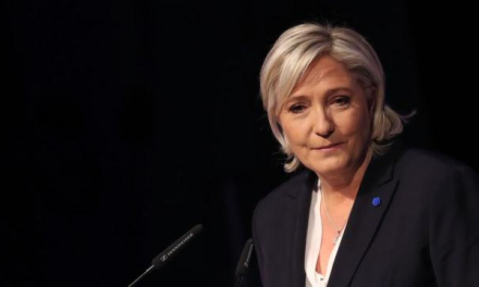 «Macron nos estaba llevando al caos, ahora también quiere llevarnos a la guerra» dice Marine Le Pen.