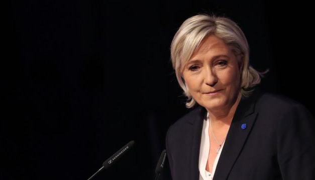 «Macron nos estaba llevando al caos, ahora también quiere llevarnos a la guerra» dice Marine Le Pen.