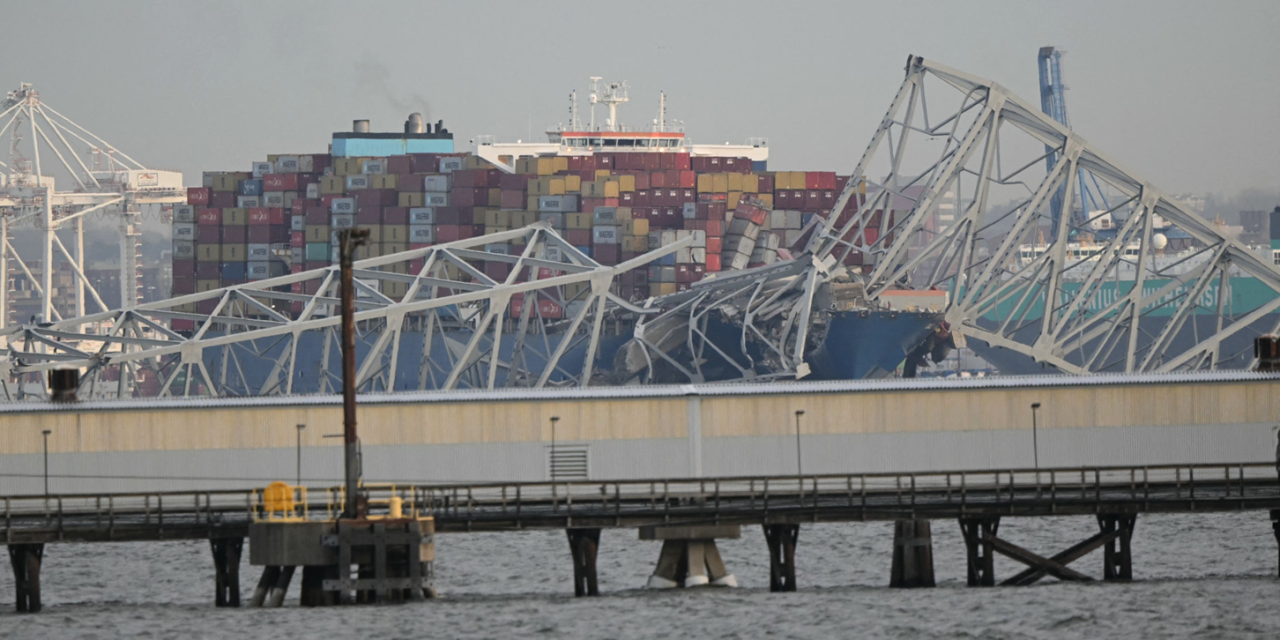 Colapsa el mayor puente de Baltimore tras ser golpeado por un barco carguero, se activa la búsqueda de sobrevivientes.