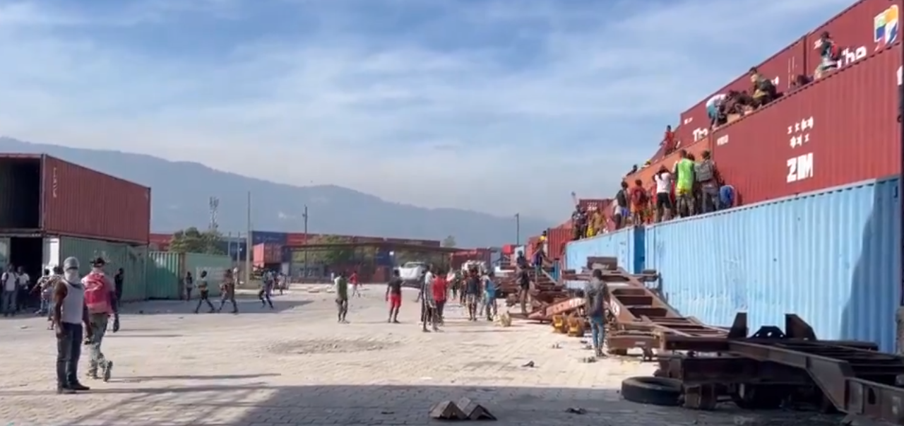 Suministros críticos para niños saqueados en el principal puerto de Puerto Príncipe, controlado por grupos armados.