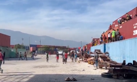 Suministros críticos para niños saqueados en el principal puerto de Puerto Príncipe, controlado por grupos armados.