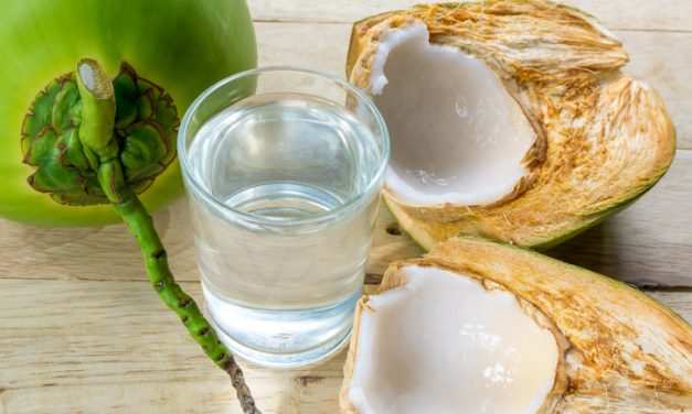 Estos son los potenciales beneficios que el agua de coco puede aportar a la salud.