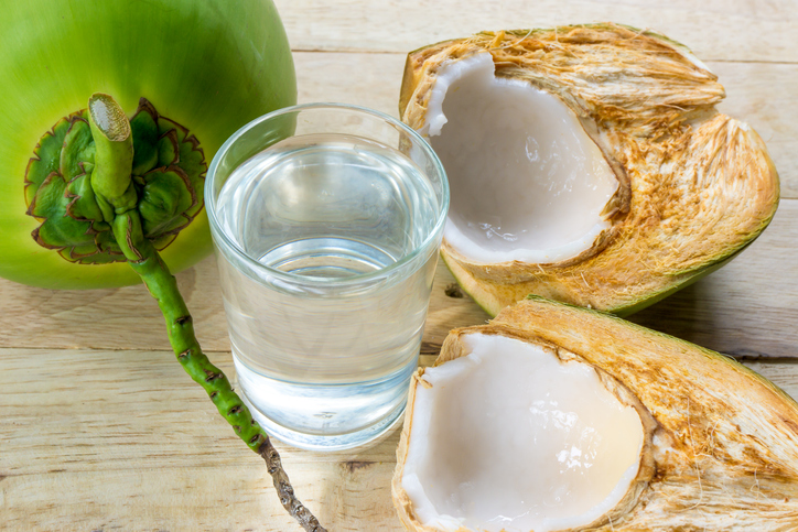 Estos son los potenciales beneficios que el agua de coco puede aportar a la salud.