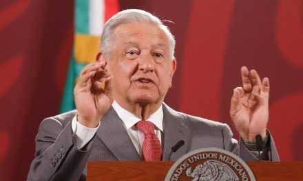 El Presidente de México, López Obrador muestra un video del asalto a la Embajada mexicana en Quito