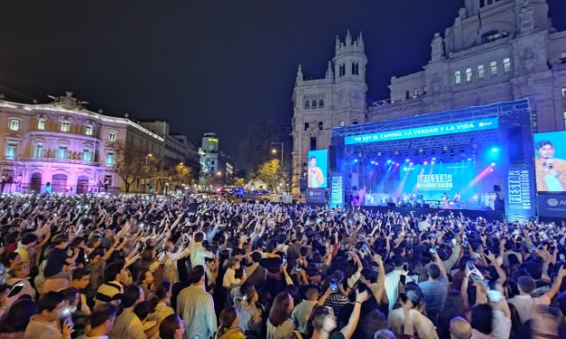 Cibeles se vuelve a quedar pequeña para celebrar una masiva Fiesta de la Resurrección