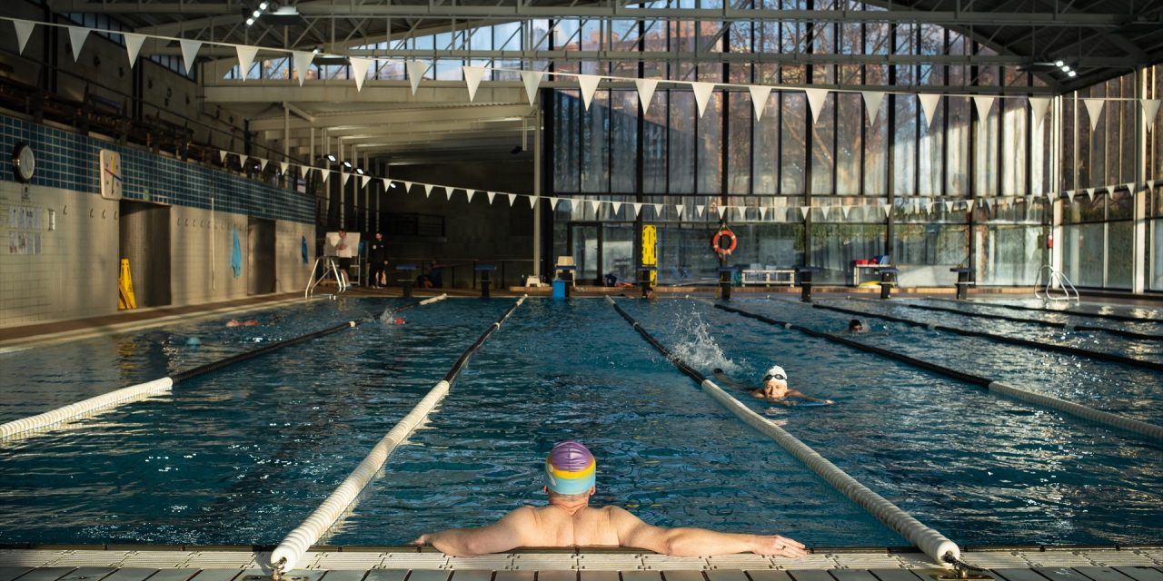 Gobierno catalán permite llenar piscinas como refugios climáticos