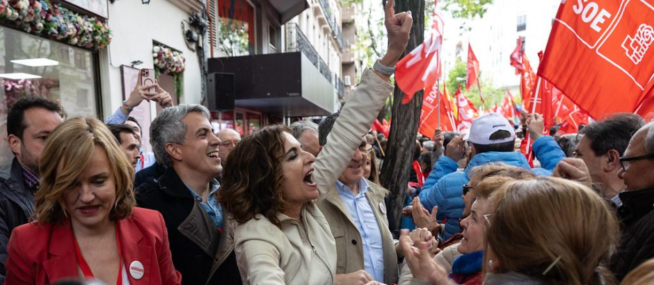 España: El PSOE muestra su extrema dependencia de Sánchez en un acto en apoyo al presidente, más flojo de lo esperado.