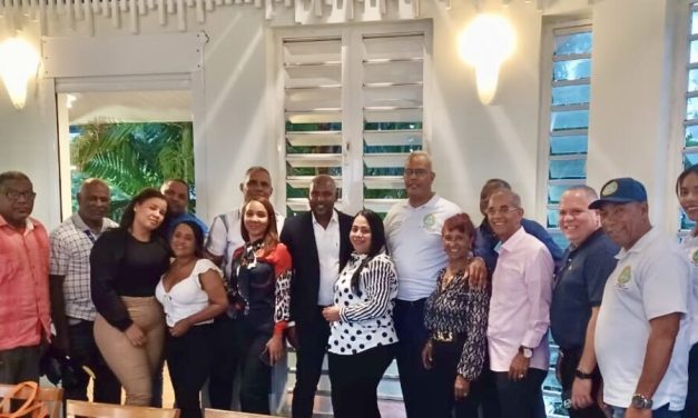 Veteranos FF.AA. y P.N. agasajan a periodistas en su día