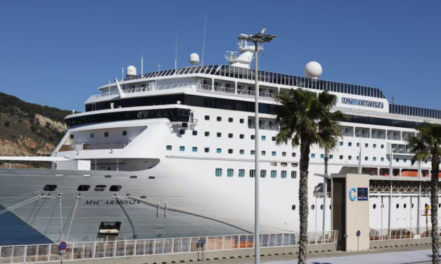 Un crucero está retenido en Barcelona por la presencia de 69 bolivianos sin visado