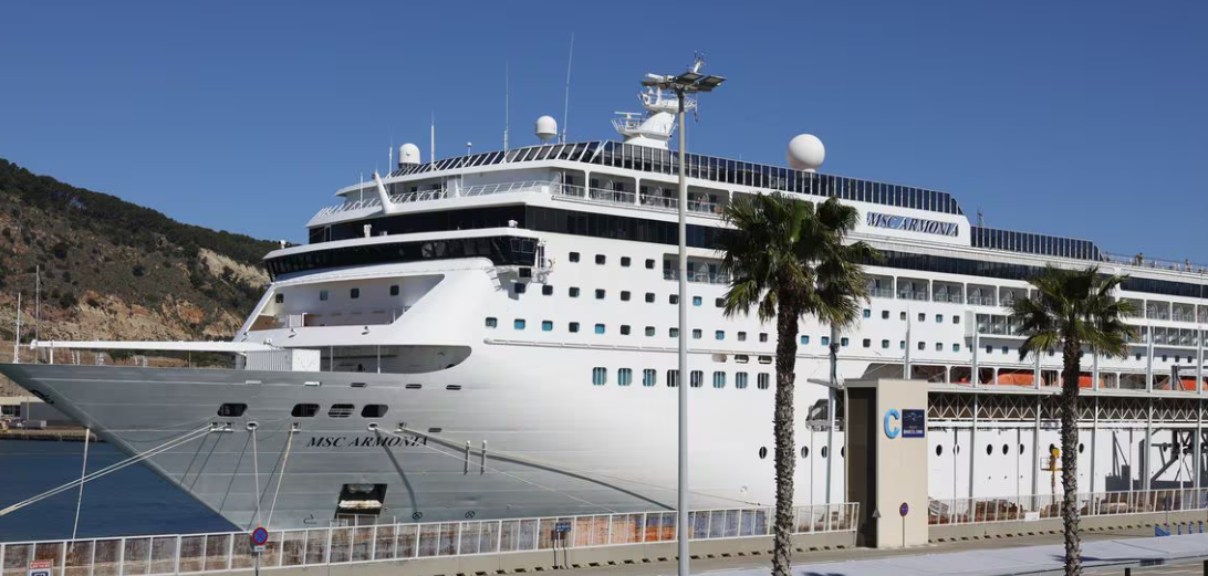 Un crucero está retenido en Barcelona por la presencia de 69 bolivianos sin visado