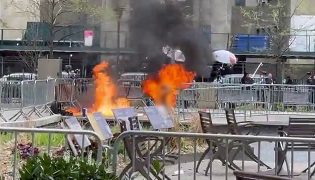 Un hombre se prende fuego ante la corte donde es juzgado Donald Trump.