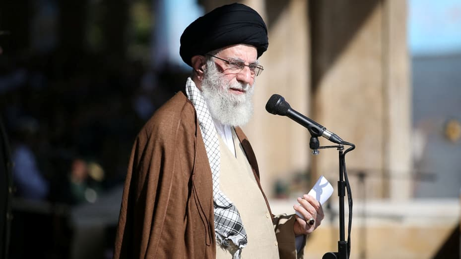 Científico iraní anuncia que el líder supremo Jamenei podría autorizar la bomba atómica.