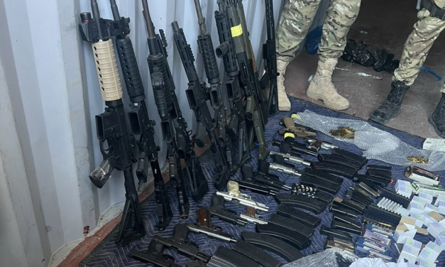 Haití: Una gran cantidad de armas y municiones fueron incautadas en el puerto de Cabo Haitiano