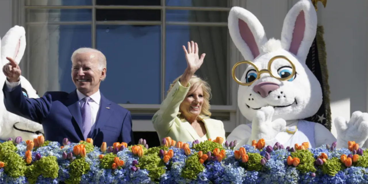 El presidente de los EE.UU, Joe Biden y la primera dama abrieron las puertas de la Casa Blanca para celebrar la carrera de huevos de Pascua, una tradición que se remonta a 1878.