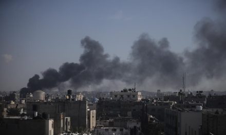 Israel responde a Hezbolá atacando su fábrica de armas.