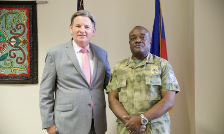 Haití: El Embajador estadounidense, Dennis Bruce Hankins, se reúne con el jefe de policía haitiano