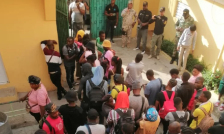 72 haitianos con estatus migratorio irregular, fueron detenidos en allanamiento en el hotel Eureka de Elías Piña