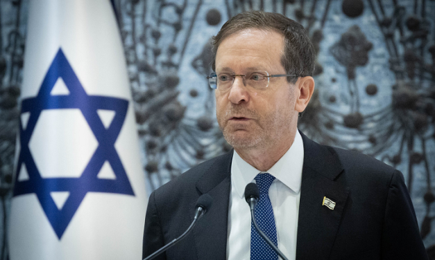 El presidente israelí Isaac Herzog afirmó que “Israel está considerando todas las opciones tras la declaración de guerra de Irán”.