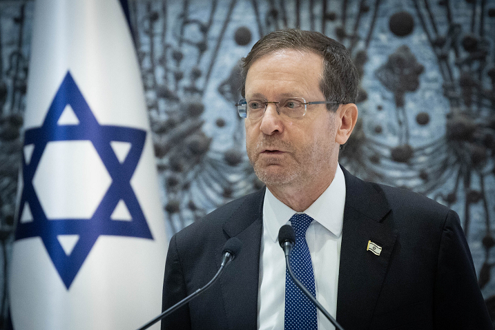 El presidente israelí Isaac Herzog afirmó que “Israel está considerando todas las opciones tras la declaración de guerra de Irán”.
