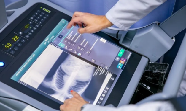 El Salvador implementará plataforma digital para validar credenciales médicas y aplicará sanciones a profesionales no acreditados