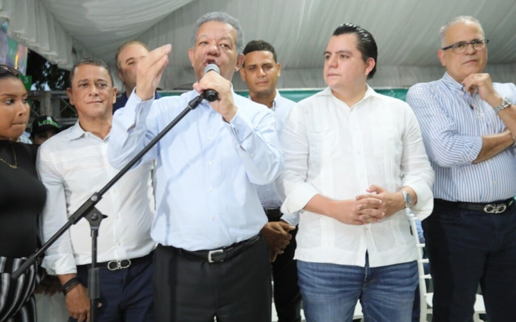 Leonel Fernández, acusa al Partido Revolucionario Moderno (PRM), de sonsacar y comprar a dirigentes de la oposición.