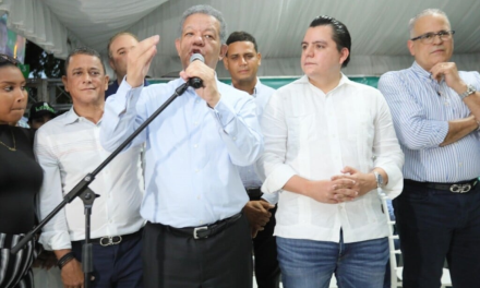 Leonel Fernández, acusa al Partido Revolucionario Moderno (PRM), de sonsacar y comprar a dirigentes de la oposición.