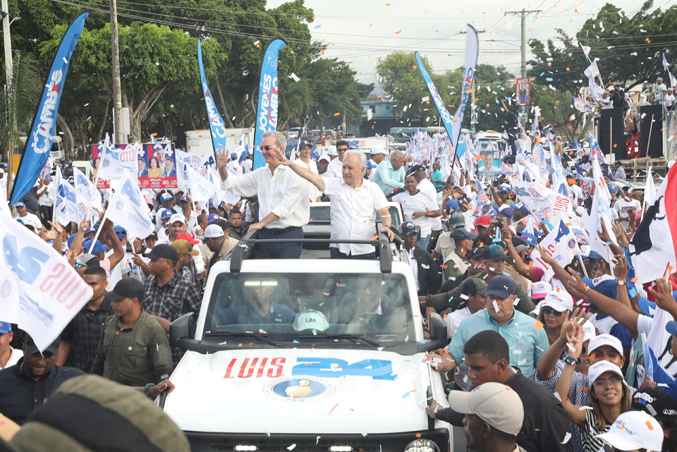 Luis Abinader recorrió la provincia Santo Domingo en apoyo a sus candidatos.