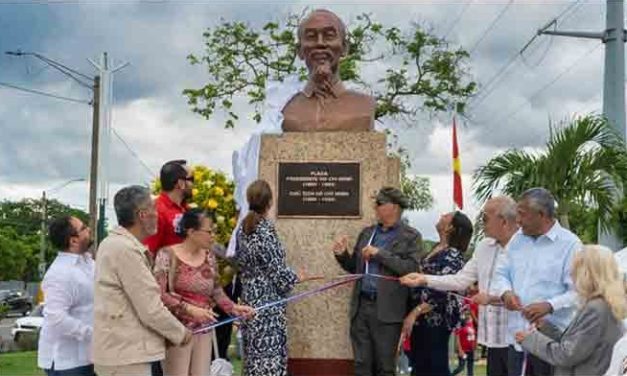 Ayuntamiento de Santo Domingo Este, devela busto en homenaje a líder vietnamita Ho Chi Minh