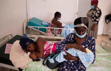 ¡Sin camas en los hospitales! Mujeres haitianas hacen colapsar sistema de salud en RD