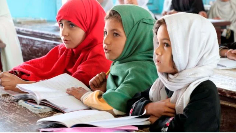 Los talibanes amenazan a los colegios ante el rumor de que están aceptando niñas de más de 10 años como alumnas