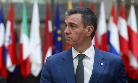 España: La JEC abre expediente a Pedro Sánchez por hacer campaña a favor de Illa en su viaje oficial a Doha.