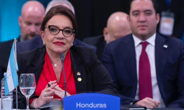 Presidenta de Honduras anuncia debate de mandatarios latinoamericanos sobre sanciones potenciales contra Ecuador
