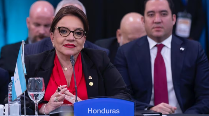Presidenta de Honduras anuncia debate de mandatarios latinoamericanos sobre sanciones potenciales contra Ecuador