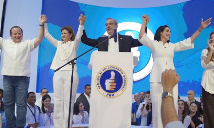 Presidente Luis Abinader logra reelección y promete no postularse más