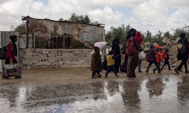 Alrededor de 800.000 palestinos abandonan Rafah por los intensos combates.