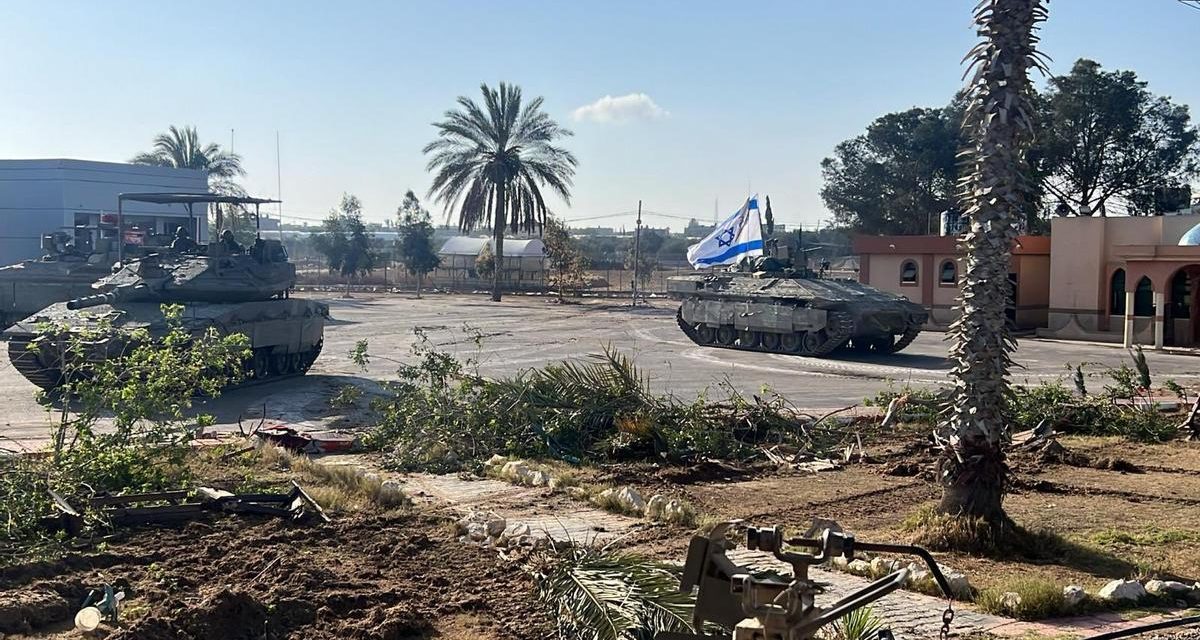 Tanques israelíes avanzan hacia Rafah en Gaza, mientras los civiles desplazados huyen
