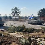 Tanques israelíes avanzan hacia Rafah en Gaza, mientras los civiles desplazados huyen