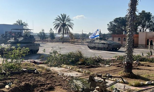 Tanques israelíes avanzan hacia Rafah en Gaza, mientras los civiles desplazados huyen