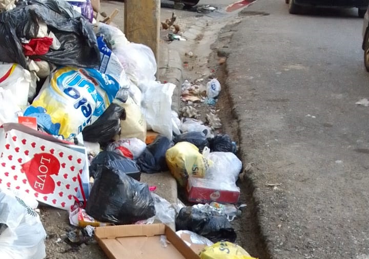 Denuncian basura arropa comunidad de Bayona.