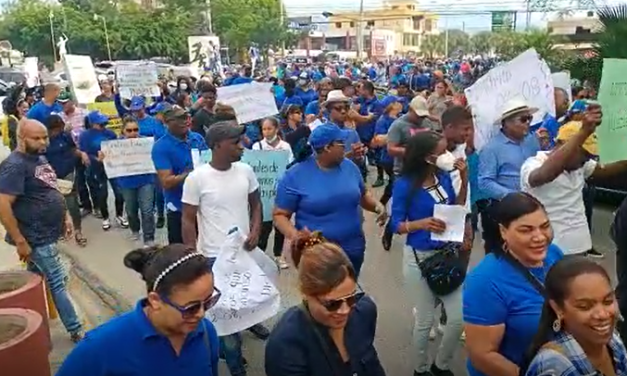 Profesores en Santiago, protestan frente a la regional de educación.