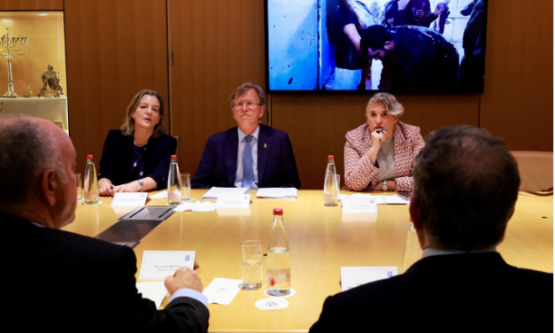 Israel muestra el vídeo de las soldados secuestradas por Hamás a los embajadores de España, Noruega e Irlanda