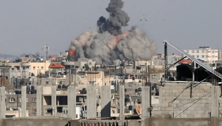 Israel bombardeó 50 objetivos de Hamas en Rafah, después de ordenar a los civiles que evacúen.