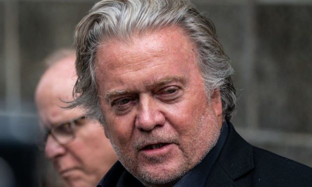 Steve Bannon, aliado de Trump, difiere en cuanto a las “Green Cards” para graduados universitarios