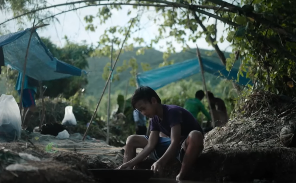 El Peligroso Trabajo Infantil en Filipinas: Búsqueda de Oro Bajo el Agua